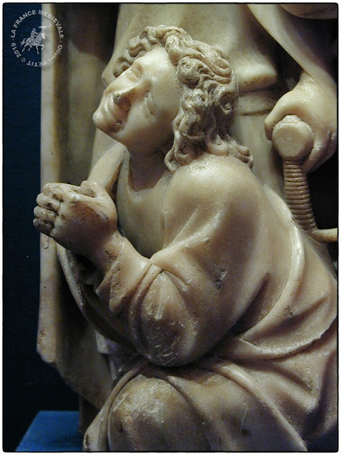 PARIS (75) - Musée du Louvre : Relief en albâtre "St Jean et un groupe de soldats" (XVe siècle)