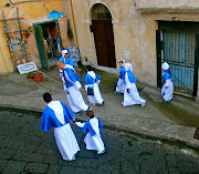 Last April, we had a special Good Friday on the island of Procida. (procida good friday parade participants head to start)