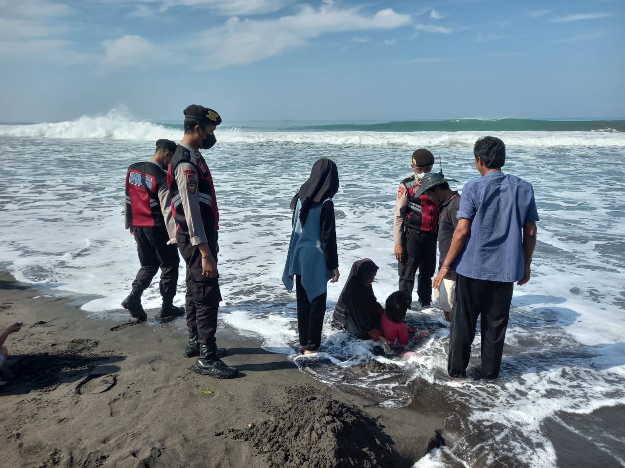 Patroli Polres Kebumen Halau Wisatan Agar Tak Mandi di Laut