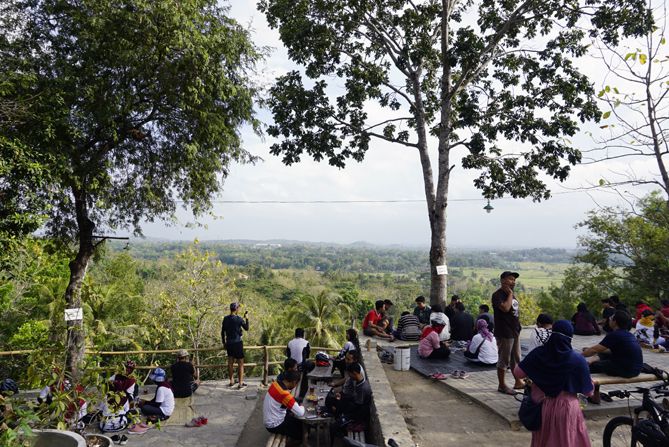 Para pengunjung angkringan Bibis tersebar di tempat duduk