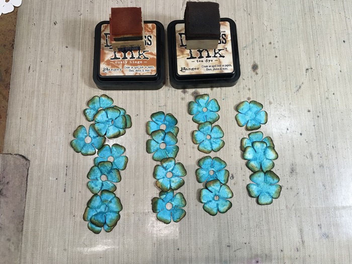 29 Distressing the Small Turquoise Roses