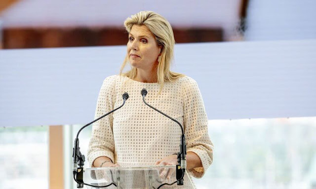 Queen Maxima wore a white top and skirt by Natan. Queen Maxima wore flower heel pumps shoe by Salvatore Ferragamo