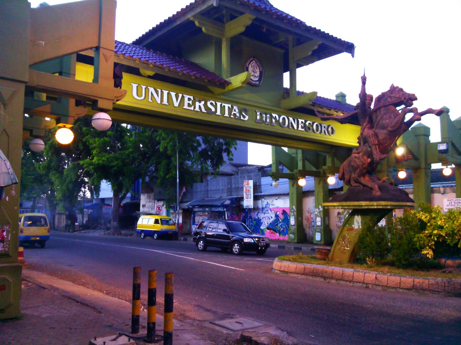 Hanya dengan Sebuah Pena Universitas Diponegoro