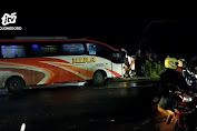 Bus Mira Tabrak Tempat Penitipan Motor dan 3 Tiang Listrik di Ngawi