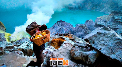 penambang belerang di kawah gunung ijen