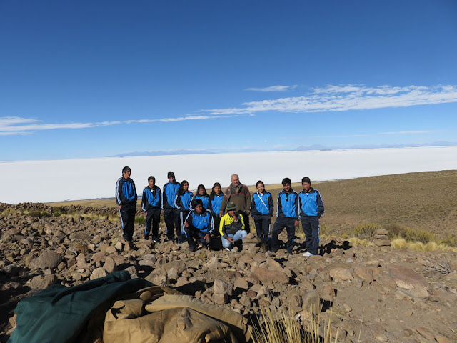 Im Hintergrund der Salar de Uyuni