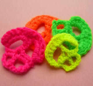 http://solmaldonado.com.ar/blog/index.php/halloween-skull-crochet-applique-free-pattern/