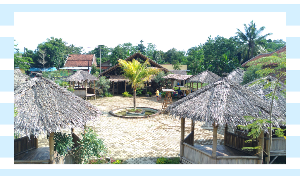 Saung-saung di Kampung Warna Petir Kalibagor