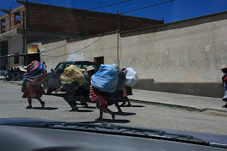 mujeres corriendo con fardos en la cabeza, la Quiaca