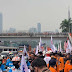 Tumpah, Massa Partai Buruh Padati Gedung DPR hingga Mengular ke JPO