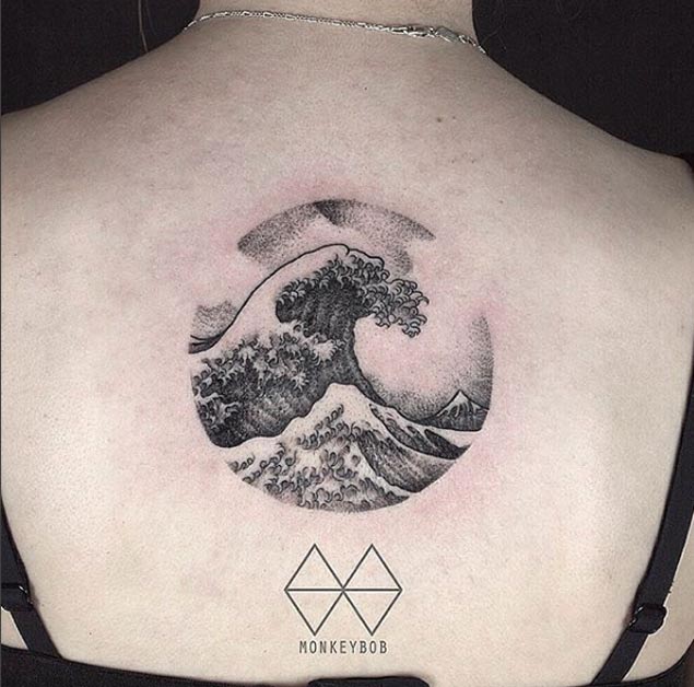 Hokusai vague de tatouage sur le dos