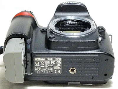 Nikon D80, bottom, battery chamber