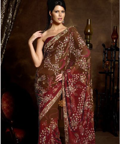 Is this not how sari the traditional clothing of the womenfolk in India