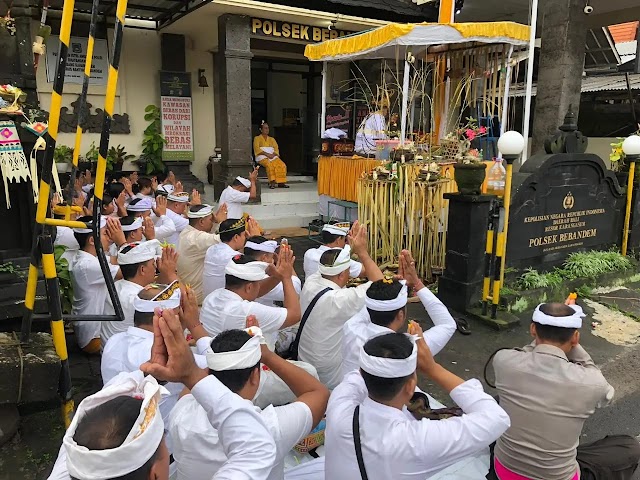 Persembahyang Bersama Dalam Rangka Piodalan Di Mapolsek Polsek Bebandem.