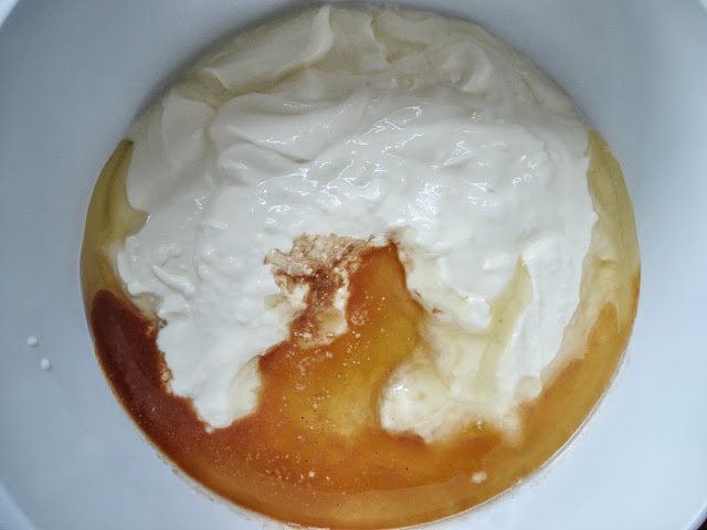 Yogurt, honey and vanilla