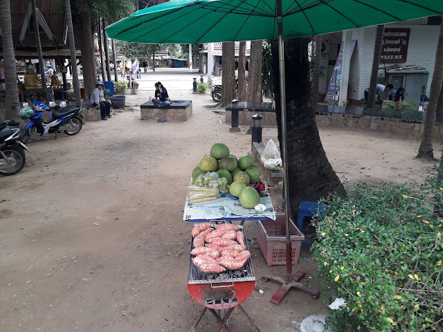 puestos ambulantes de boniatos asados y cocos en Tailandia