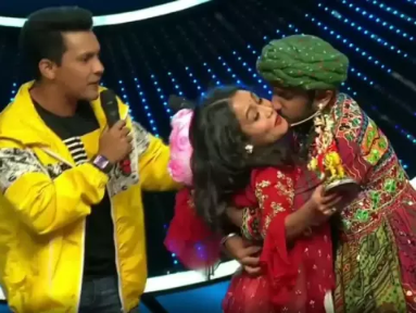 Neha Kakkar को जबरदस्ती Kiss करने वाले लड़के का बाद में क्या हुआ, आप भी जान लीजिए