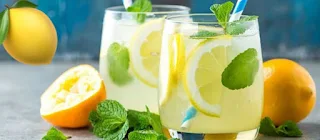 يتميز عصير الليمون باحتوائه على كمية قليلة من السعرات الحرارية، إضافة إلى أن شربه يساهم في تعزيز عمليات الأيض وحرق الدهون في الجسم