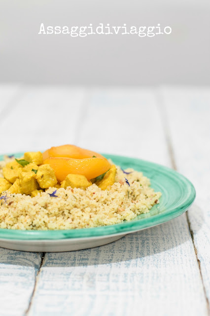 Cous cous fiorito con pollo alla curcuma e pesche