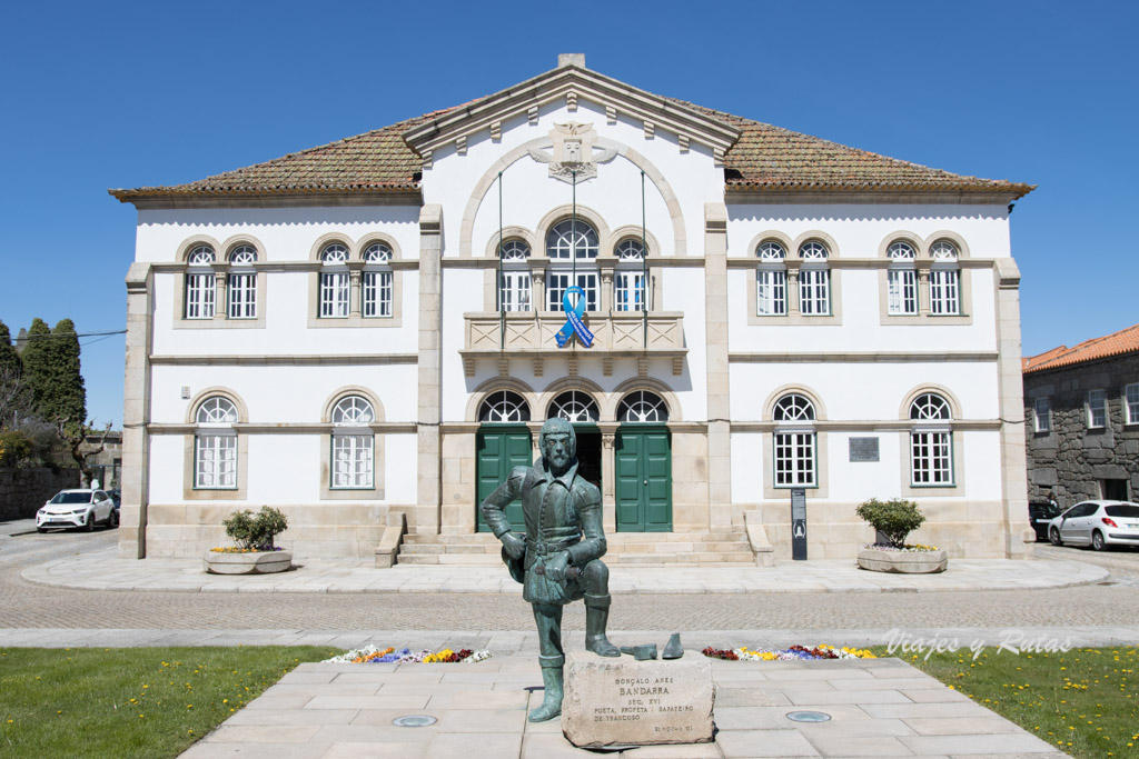 Ayuntamiento de Trancoso y Monumento a Bandarra