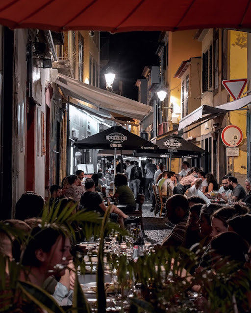 Rue de la ville de Funchal en soirée