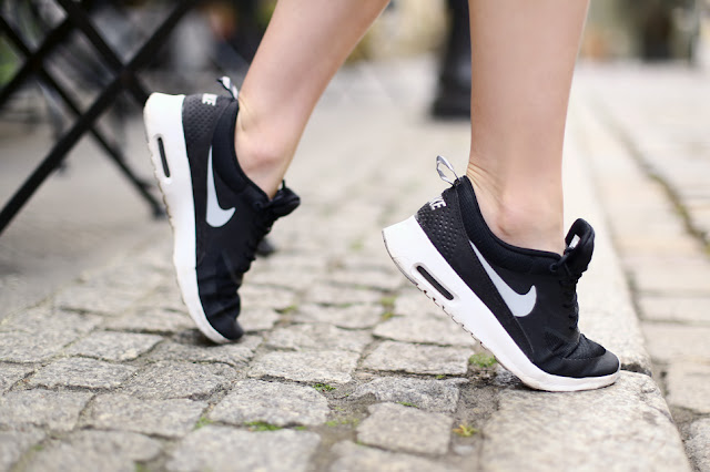 czarne buty nike air max thea stylizacja na nodze