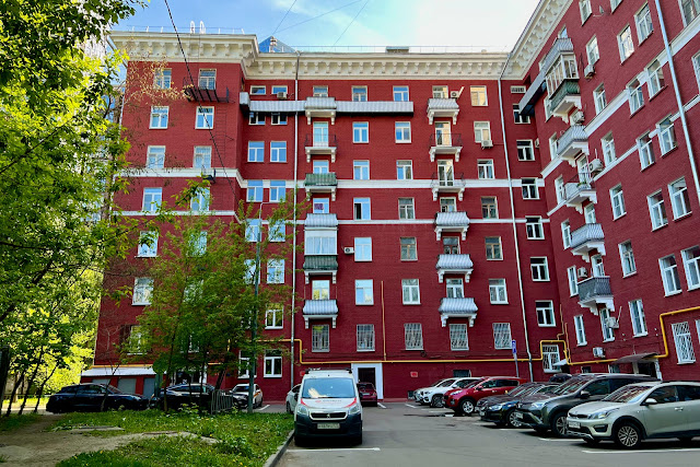 улица Пудовкина, дворы, жилой дом 1955 года постройки («Красный дом»)