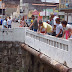 Pessoas se encantam com peixes no Rio do Ouro, em Jacobina