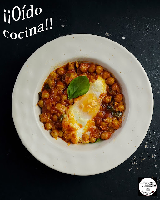 Garbanzos con huevos, queso y tomate