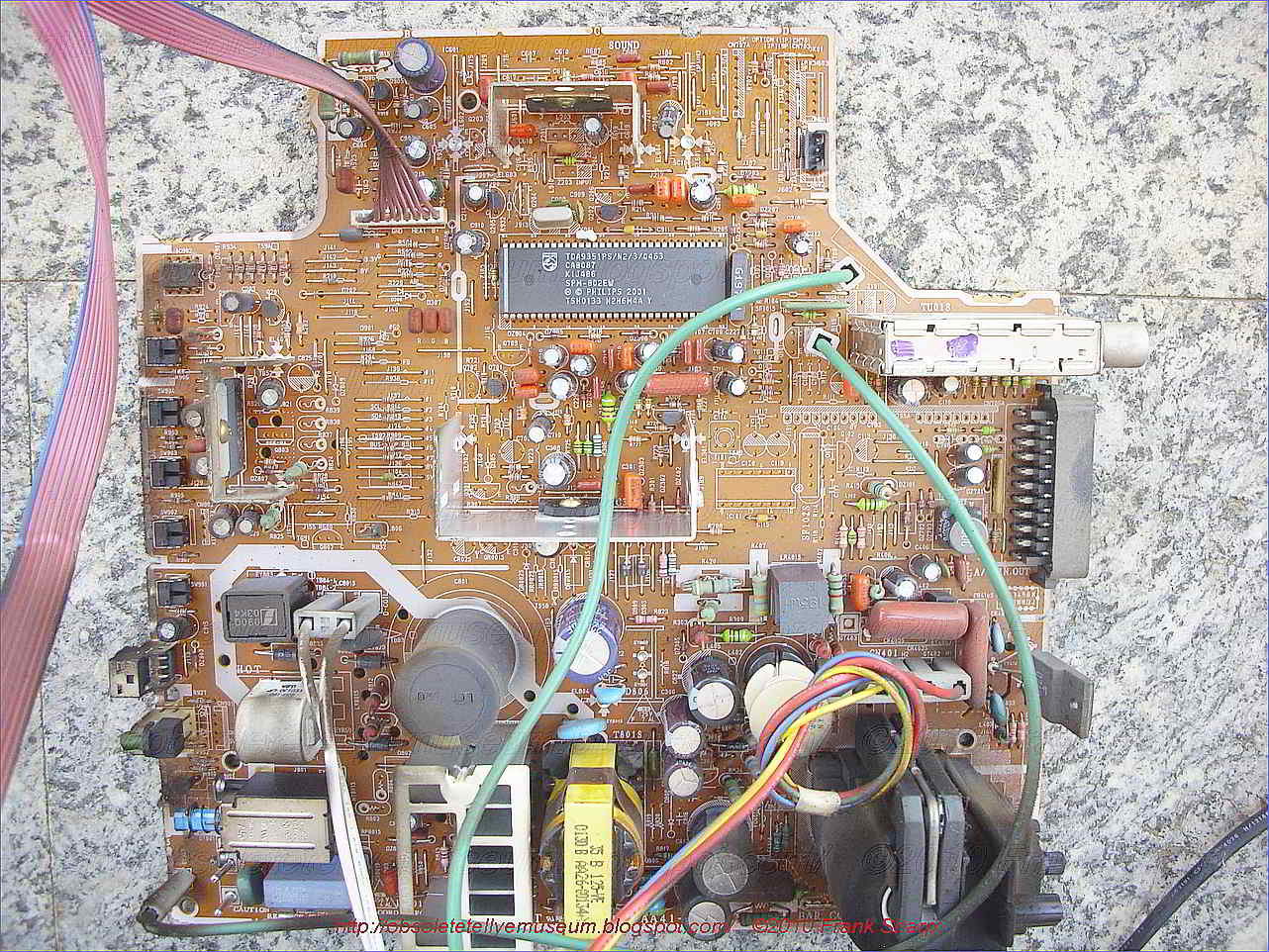 Obsolete Technology Tellye SAMSUNG  CB 20F12T CHASSIS  KS1A  INTERNAL VIEW