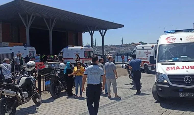 Şehir hatları vapuru Karaköy İskelesi'ne çarptı: 7 yaralı