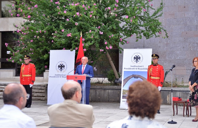 Giovanni Valenza è onorato dal presidente albanese con il Cavaliere dell'Ordine della Bandiera