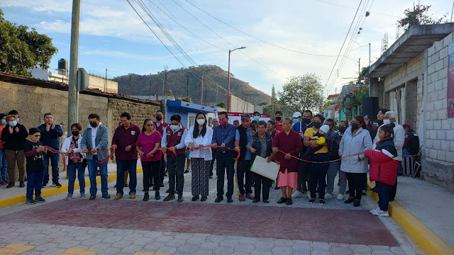 Entrega Ariadna Ayala pavimentación con adoquín en Metepec