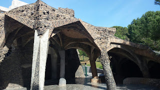 Que ver cerca de Barcelona, imprescindible cerca de Barcelona, Colonia Güell,  Cripta Gaudí, Cripta colonia Güell, Gaudi y Barcelona, modernismo, Gaudi masoneria,