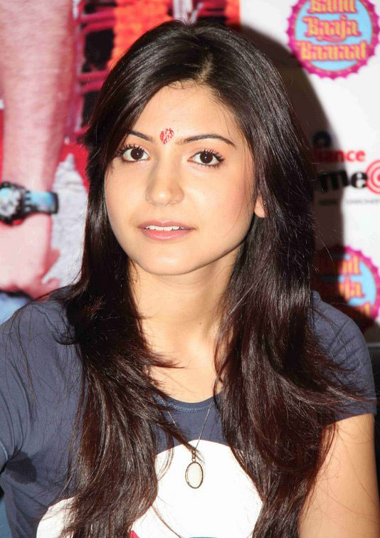 anushka sharma hot kiss. 2010 anushka sharma hot kiss