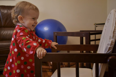 ребенок передвигает стул в комнате