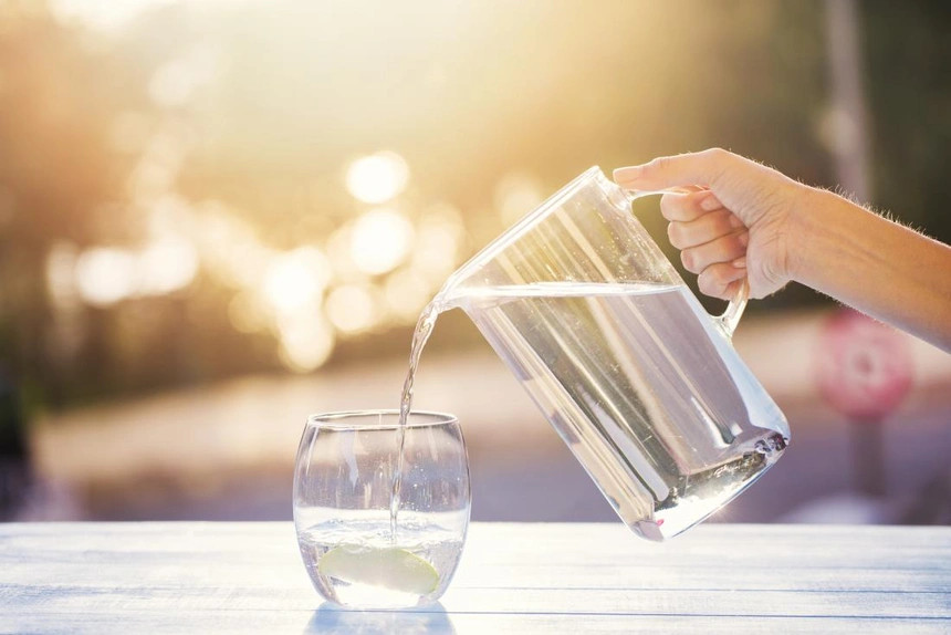 Uống nước trước khi ăn có thể giúp bạn tránh ăn quá nhiều