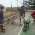 REGIÃO / VÁRZEA DO POÇO: Moradores sem ter local de jogar bola reforma quadra abandonada.