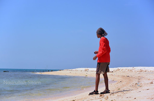 Menikmati waktu di pulau panjang