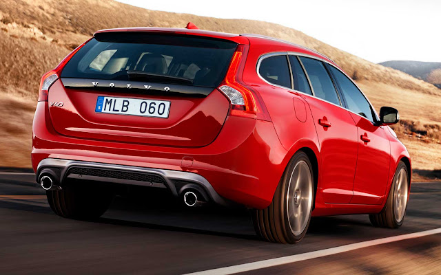 Rear 3/4 view 2015 Volvo V60 T6 R-Design 