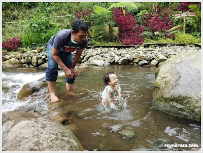 bermain air di sungai dlundung