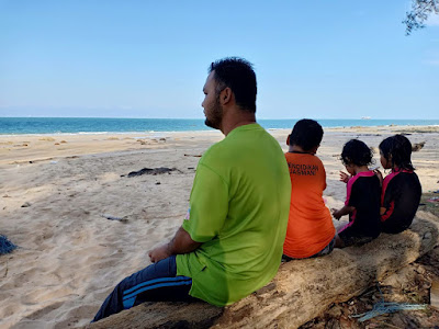 Mandi-Manda Di Pantai Batu Layar