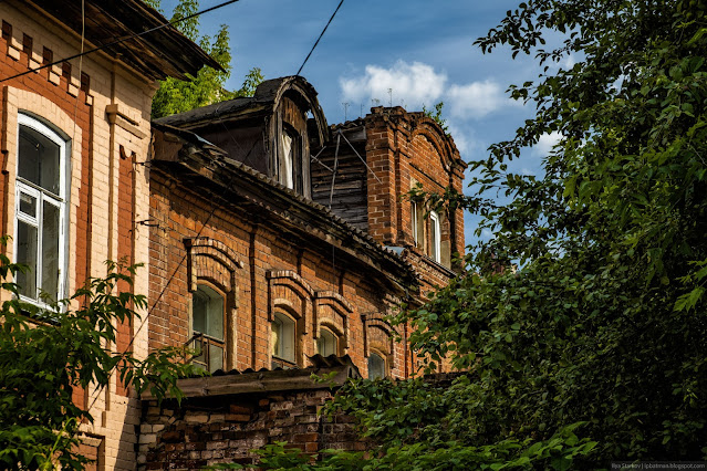 Старый кирпичный дом с ветхой деревянной крышей