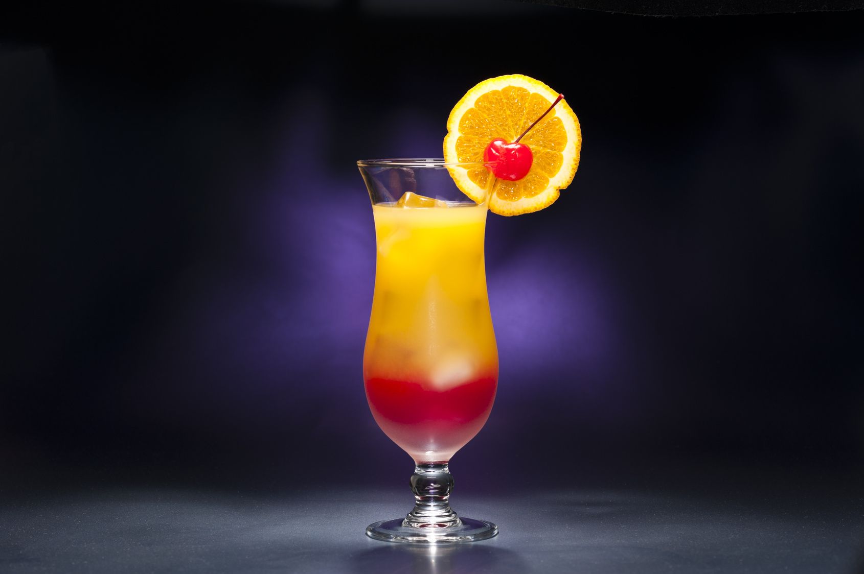 красно оранжевый коктейль на темном фоне