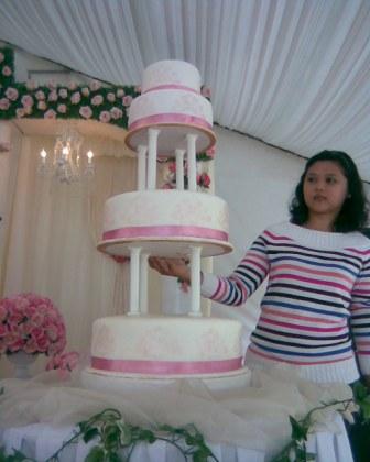 Suria the bride ordered a fourtiered wedding cake themed modern vintage 
