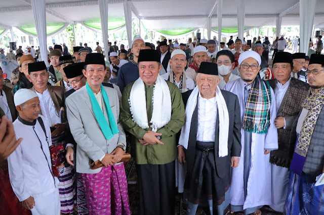 Herman Deru dan Keluarga Sholat Ied Berjemaah Bersama Ribuan Umat Muslim di Masjid Agung Palembang