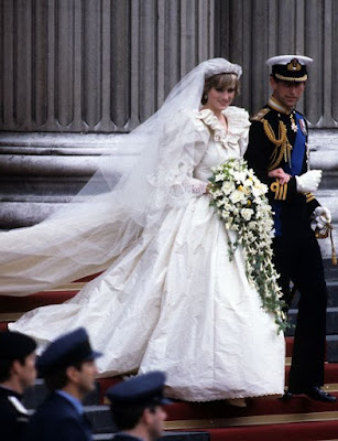 Księżna Diana w białej sukni ślubnej i książę Karol podczas ślubu