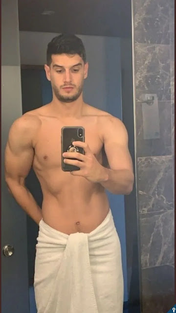 Adrian Marcelo desnudo
