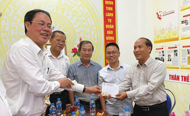 Đồng chí Nguyễn Thành Trung trao quà cho lãnh đạo  Phường 13. (Ảnh: LHL)