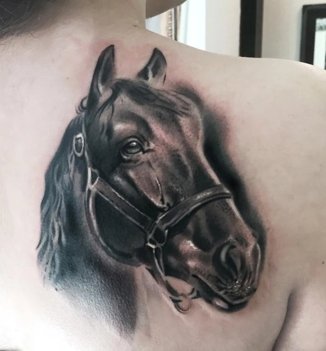 fotos de tatuajes de caballos para mujeres